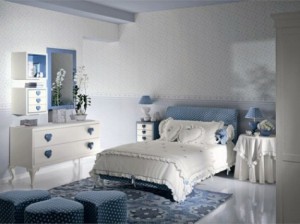 Голубая спальня с пуфиками