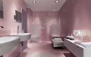 Отделка ванной комнаты розовой керамической плиткой