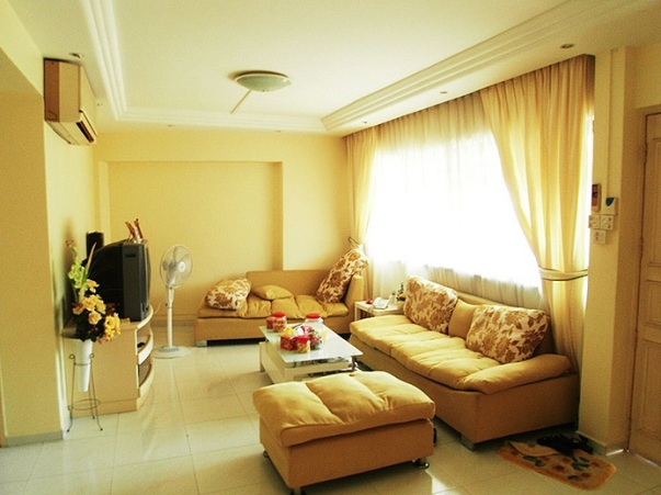 интерьер гостиной в желтых тонах фото